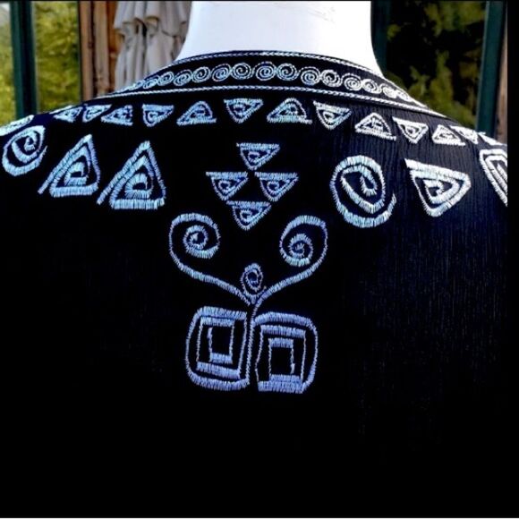 CHICOS SILK embroidered V neck Tunic black white sheer long sleeve Size 0 or Med - Picture 2 of 7